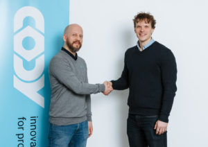 Avtale inngått mellom Cody og PanTera. Magnus Skoglund Larsen, Direktør for forretningsutvikling (CBDO) i Cody, og Samy Bertrand, Direktør for teknologi (CTO) i PanTera.